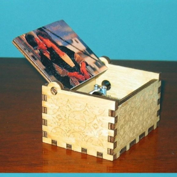 Mini TITANIC Hand Crank Music Box plays "My Heart Will Go On" Etched Wooden Box - Picture 5 of 8
